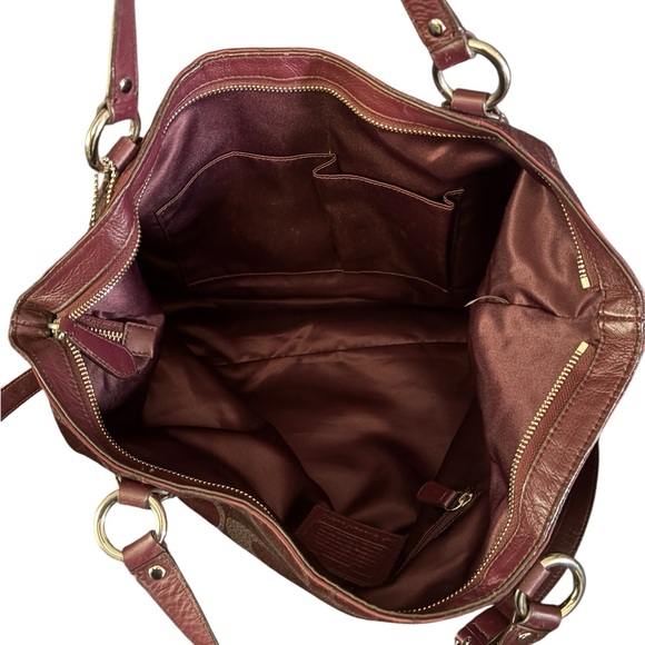 Coach Maroon Shoulder Bag with Structured Design and Metallic Hardware - Picture 4 of 10